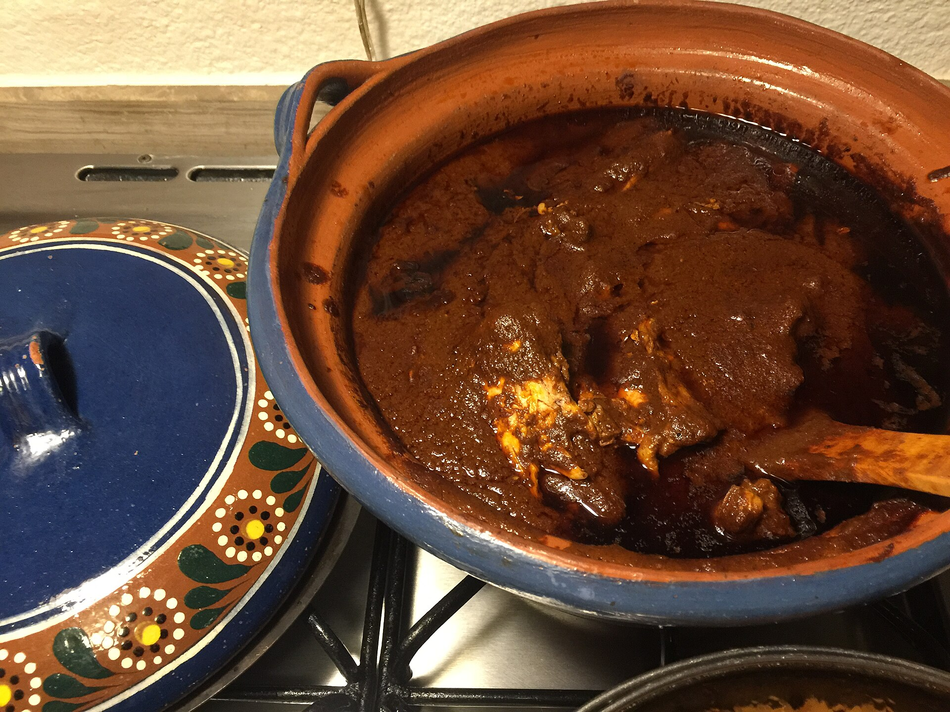 Mole casero servido en plato