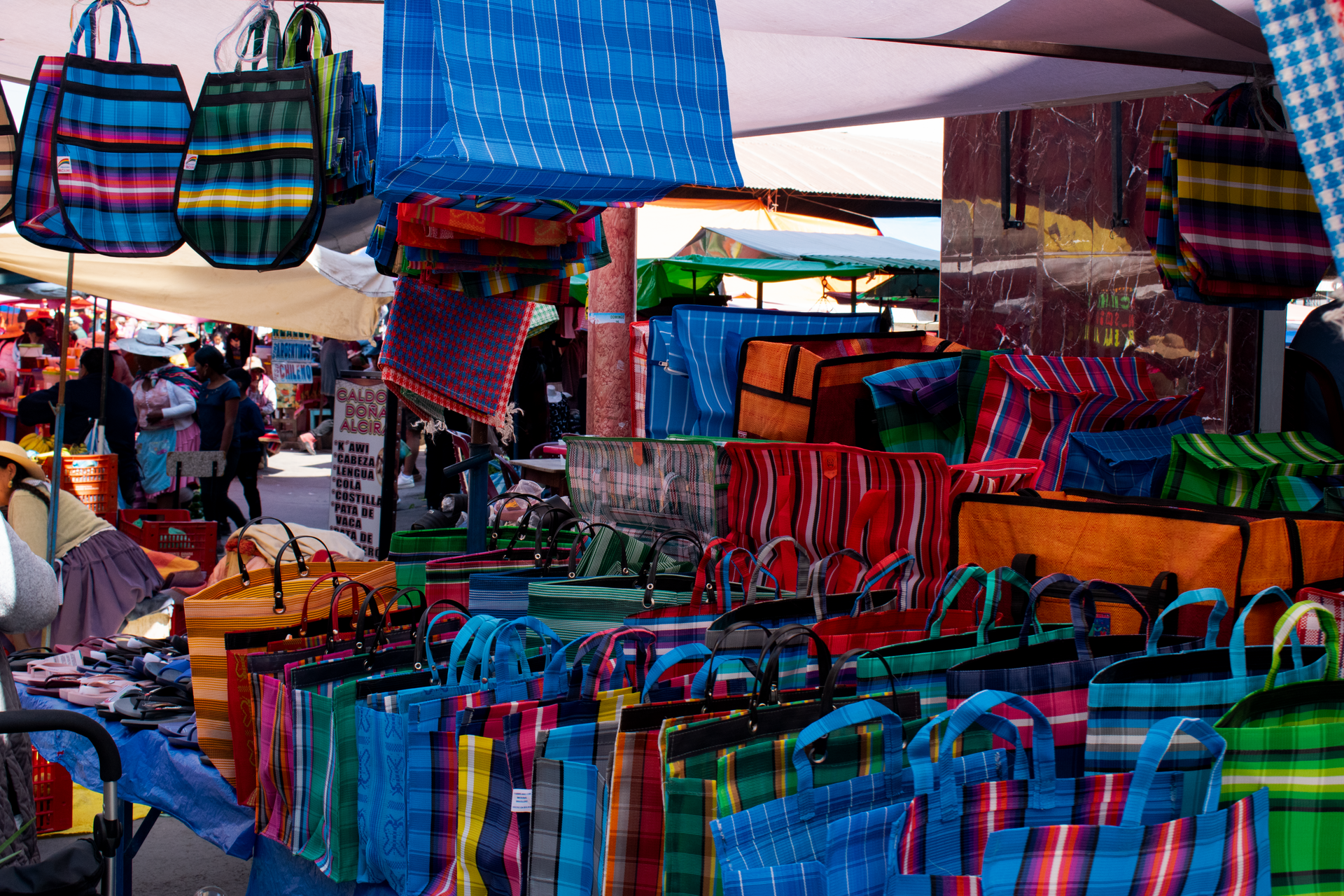Puesto de bolsas de yute en un mercado