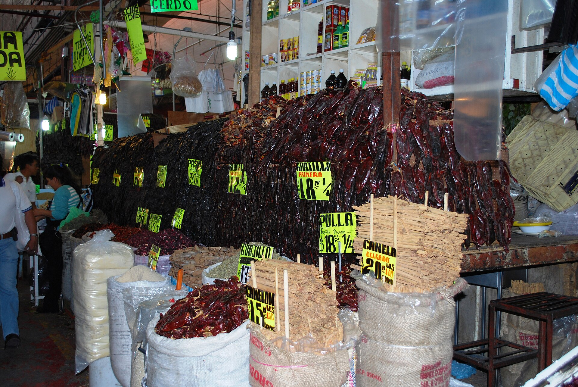 Chiles secos en un puesto de mercado